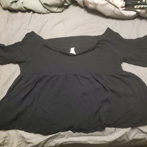 Short loose sleeve straight neck black top